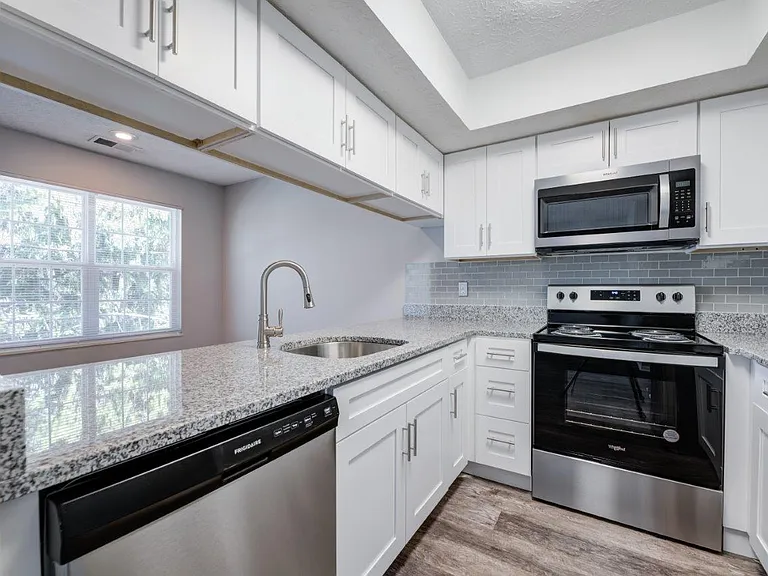 Wexford Lakes Apartments and Townhomes — Photo 1