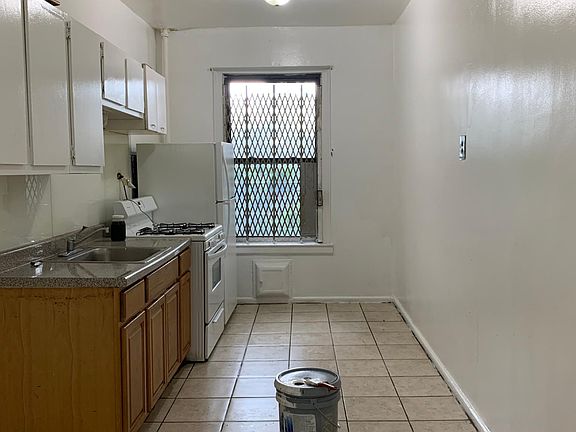 3rd image of 4044 Carpenter Ave #4