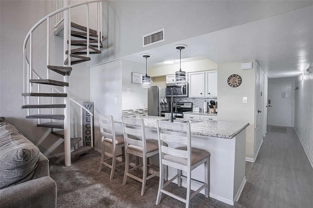 2 bed, 2.0 bath, 917 sqft, $1,650 — Photo 2