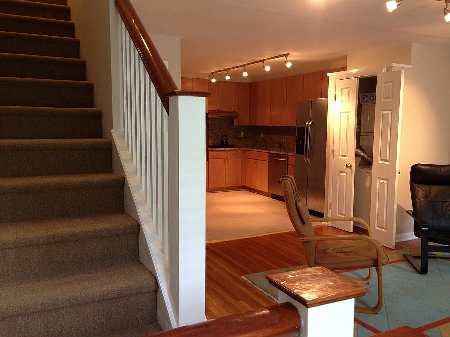 1st image of 528 Delancey St APT 3