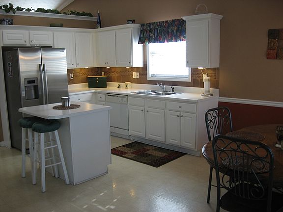 Large Eat-In Kitchen