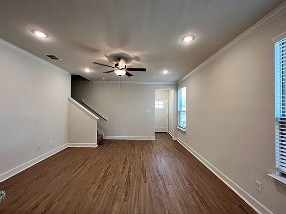 3rd image of 10218 Lynwood Vlg #102