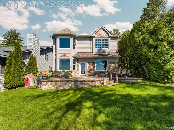 9350 Silverside Dr, South Lyon, MI 48178