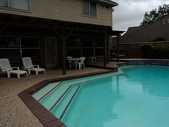 3rd image of 3004 Oak Creek Dr