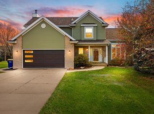 542 Uthoff Dr, Walford, IA 52351