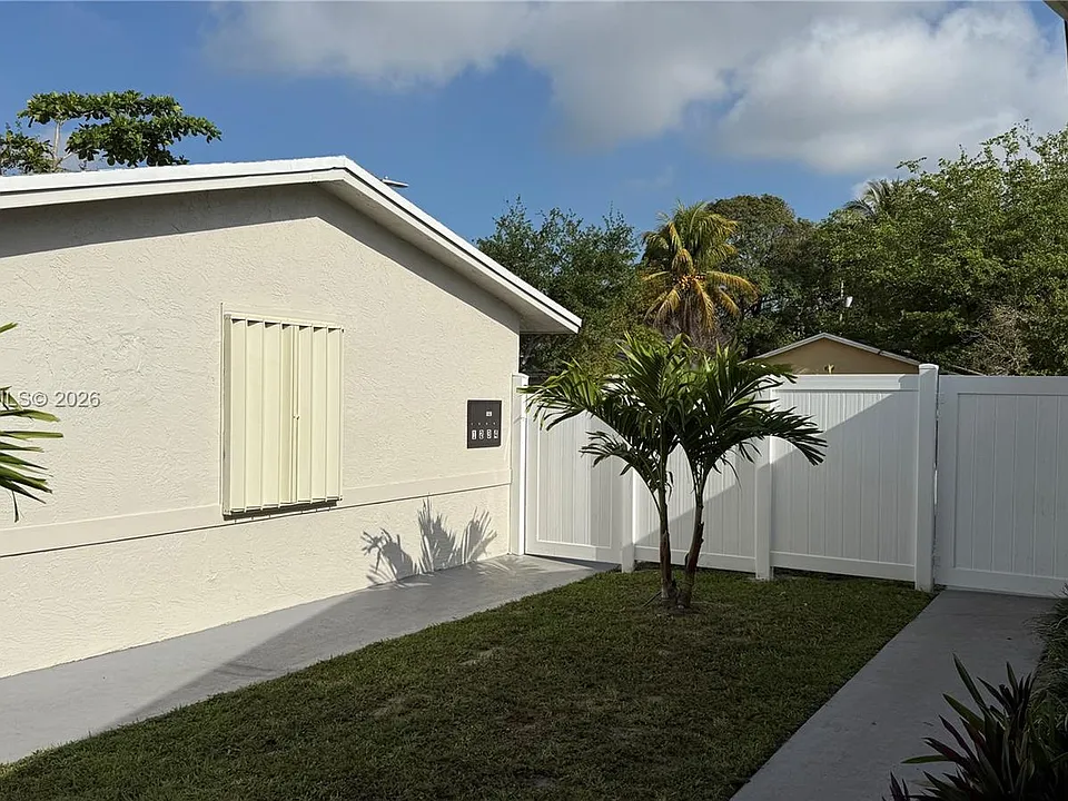 220 NW 12th St #4
