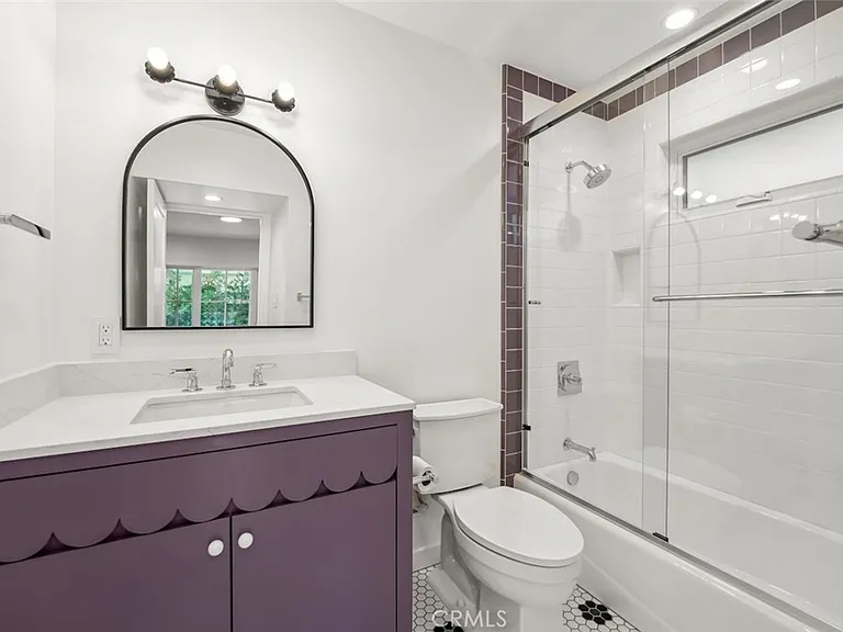 2549 N Beachwood Dr — Photo 18