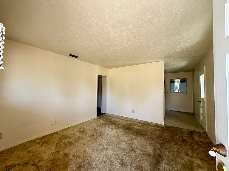 2224 Edgewood Dr — Photo 3
