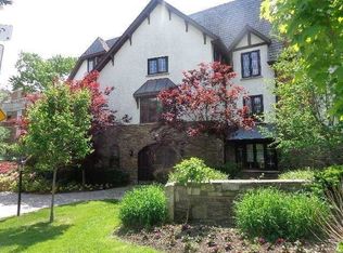 71 Old Mill Rd UNIT 306, Toronto, ON M8X1G9