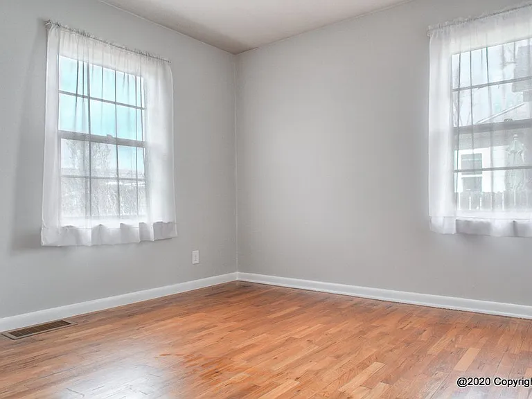 2622 Tremont St — Photo 14
