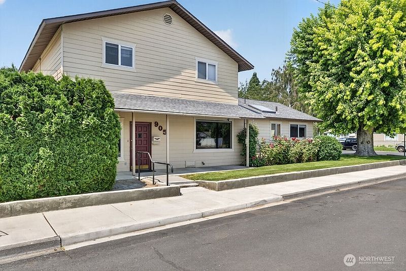 3rd image of 905 4th Ave SE