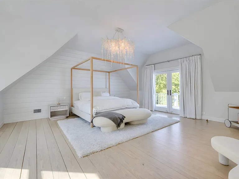 203 Noyack Rd — Photo 10
