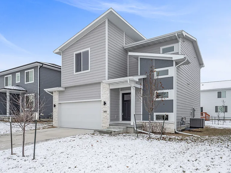 690 SE Booth Ave — Photo 1