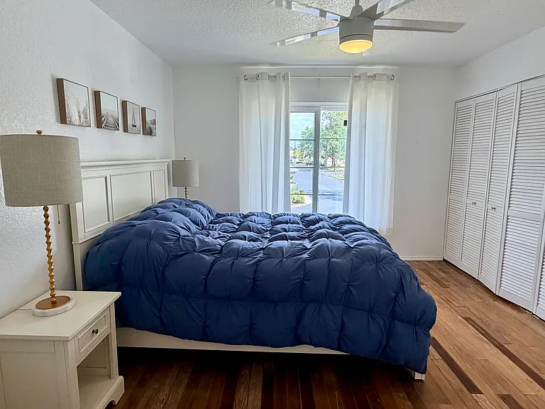 QUEEN BED WITH LOTS OF CLOSET SPACE