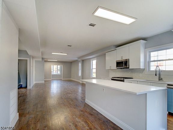 5th image of 72 Lincoln St