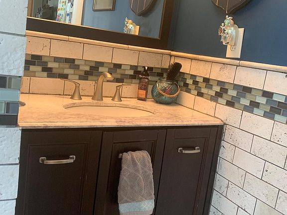 Bathroom - single vanity with lots of storage space