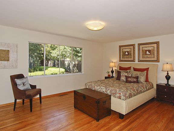 5th image of 645 Birchwood Ct