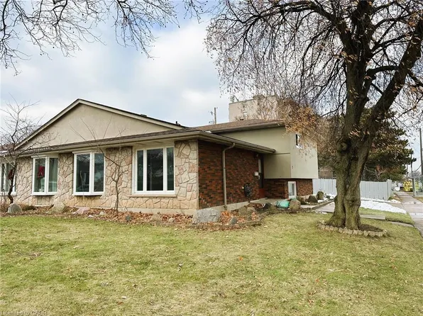 2 Country Club Dr, Hamilton, ON L8K 5W2