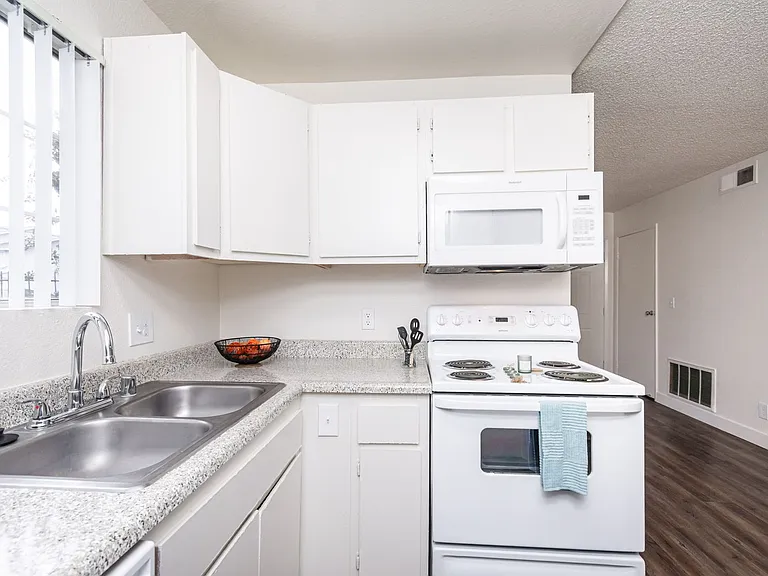 Liv 1621 Apartments — Photo 35