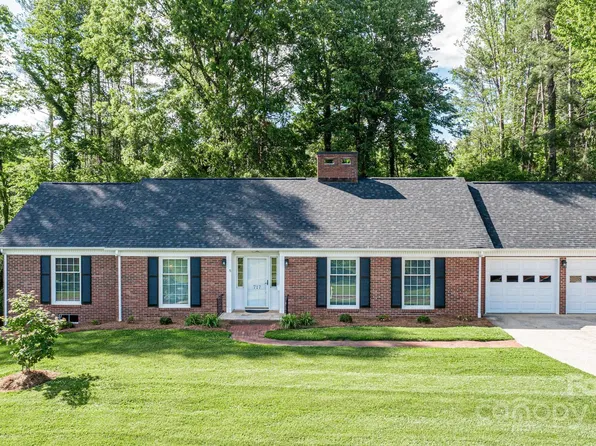 717 Pennell St NE, Lenoir, NC 28645