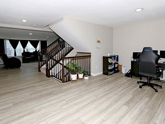 3rd image of 713 Palisades Dr