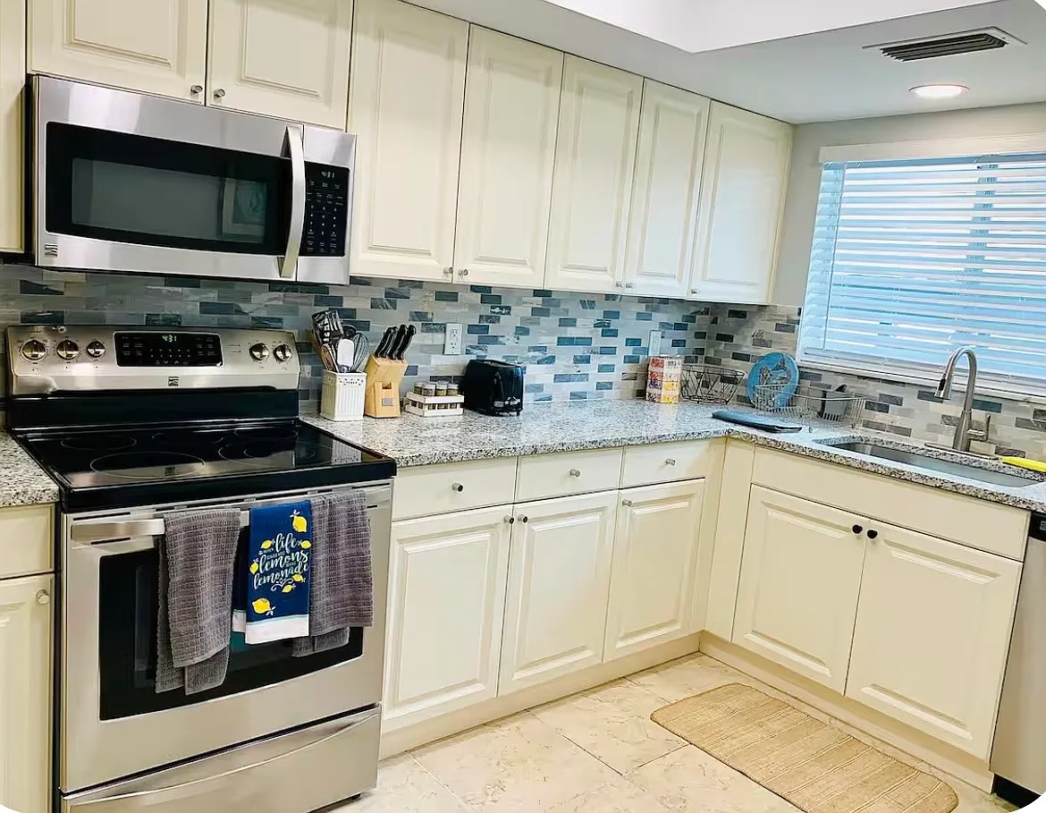 251 Fenwick Dr — Photo 3