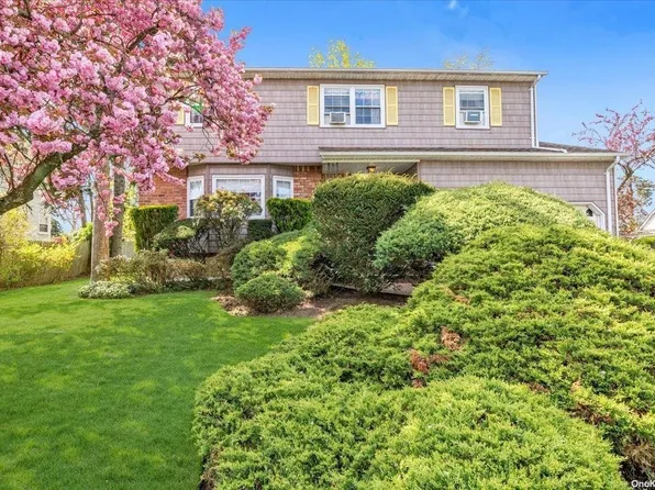 3818 Maple Street, Seaford, NY 11783