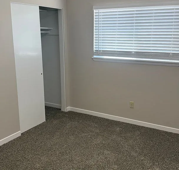 547 Greenwood Dr — Photo 8