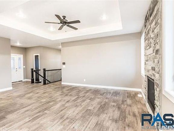 4th image of 124 Central Park Ct