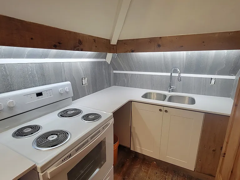 300 Princess Ave — Photo 26