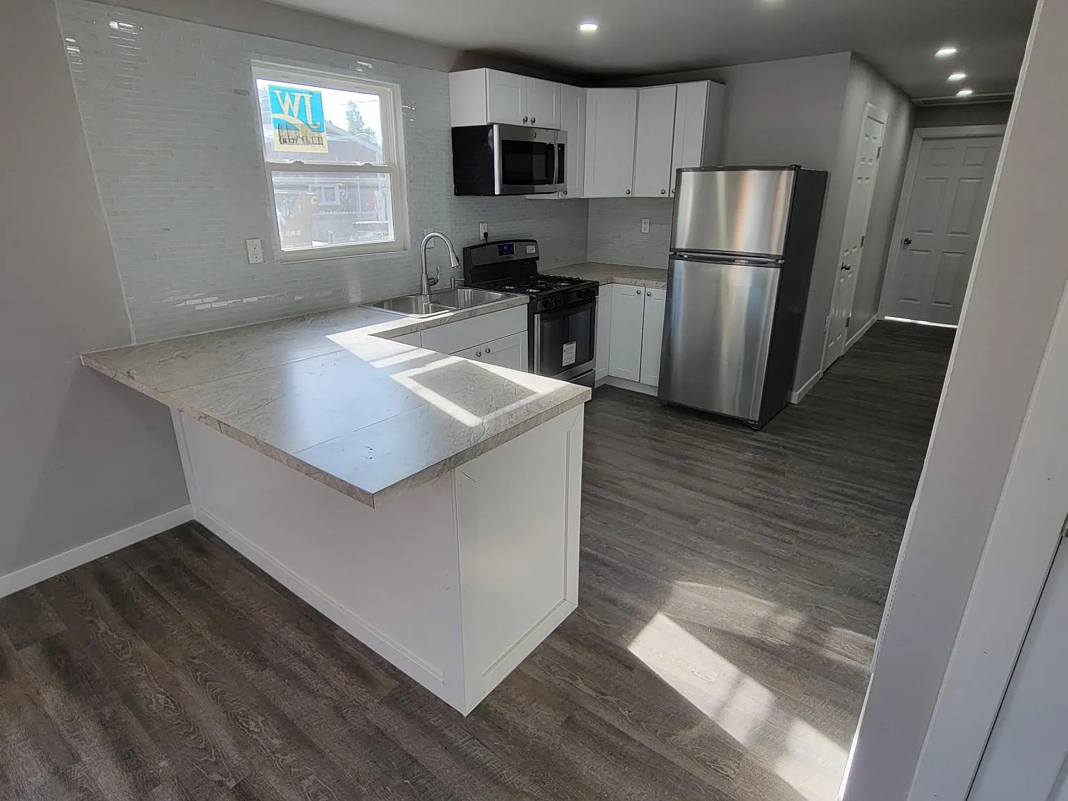 3 bed, 880 sqft, $1,800 — Photo 1