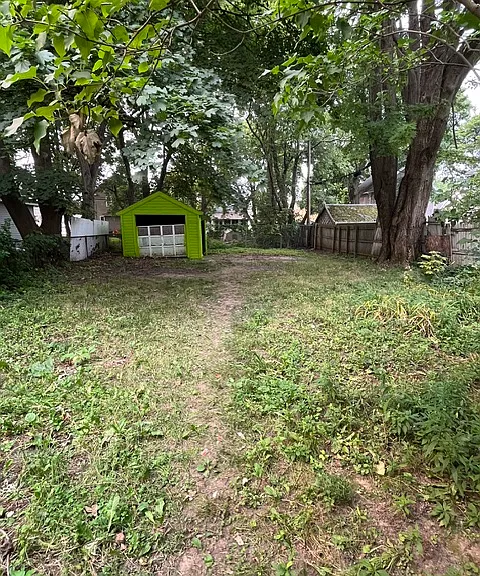 821 Bay St — Photo 3