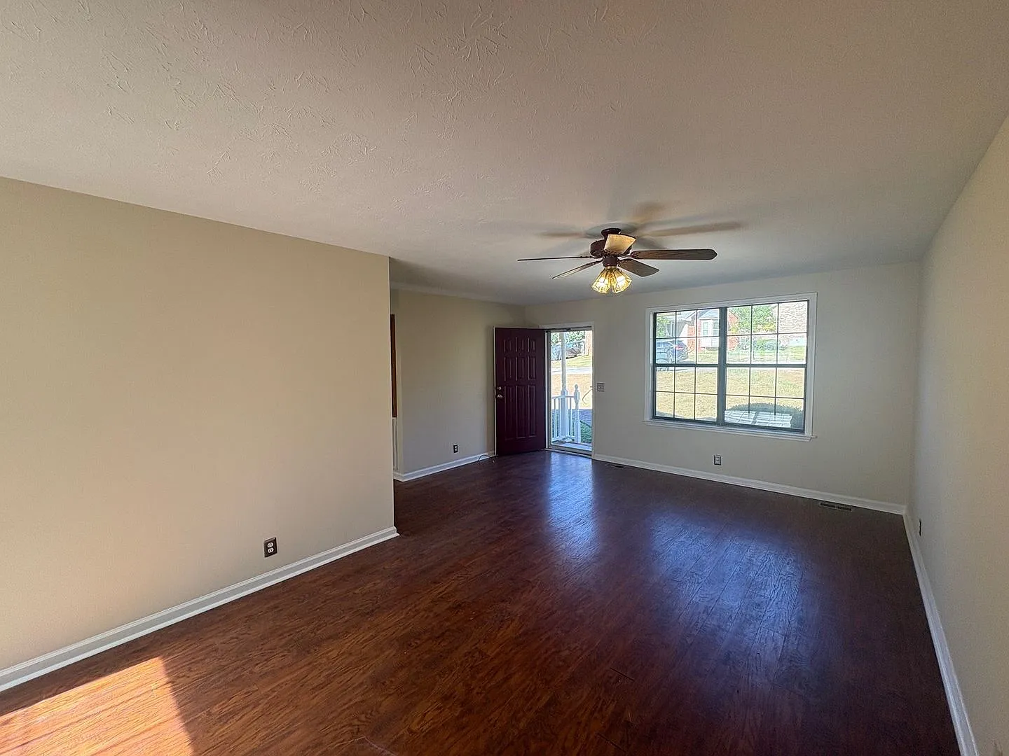 3 Bed/2 Bath with Deck/Yard in quite neighborhood! — Photo 2