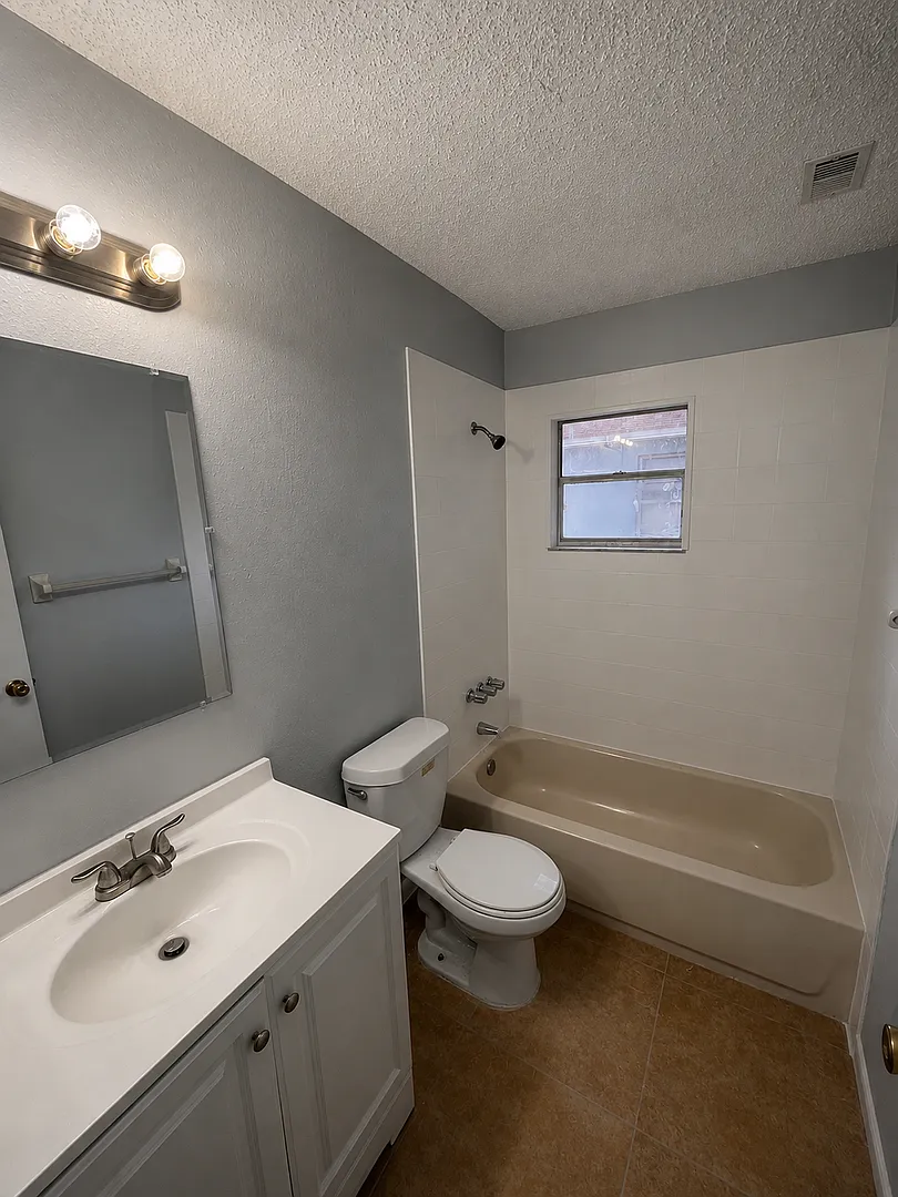 Spacious 2BR/1BA Duplex in Central Lakeland Tile Floors Throughout! — Photo 4
