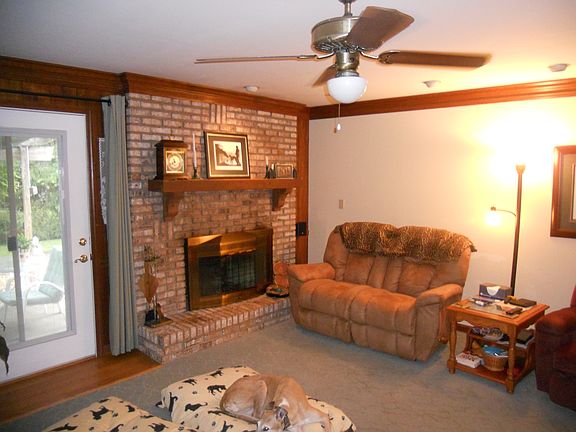 Family room w/fireplace