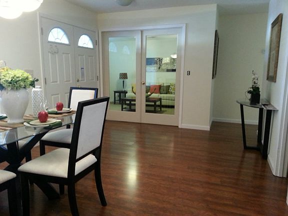 3rd image of 943 Cypress Ave