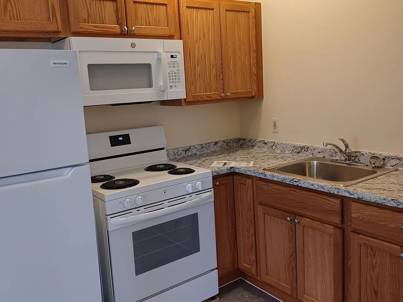 2 bed, 690 sqft, $1,300 — Photo 2