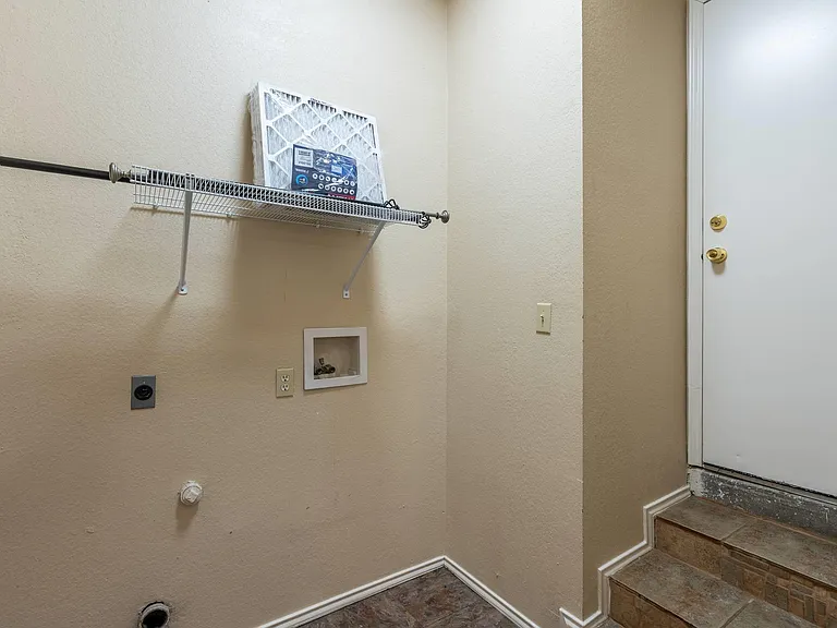 7704 Plateau Cv — Photo 24