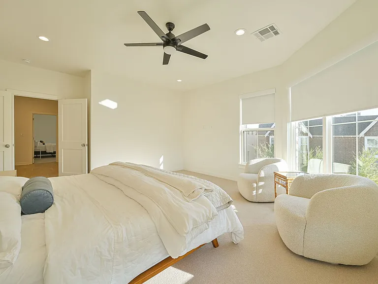 1300 N Blackwelder Ave — Photo 32