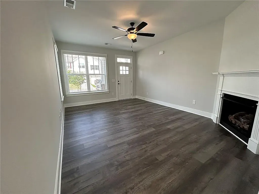 3 bed, 3.0 bath, 1500 sqft, $1,800 — Photo 3