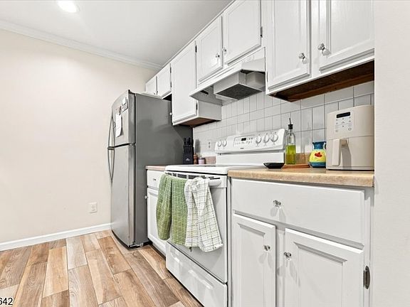 3rd image of 971 Bloomfield Ave #C1