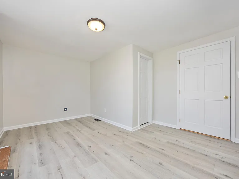 206 E Cross St — Photo 24