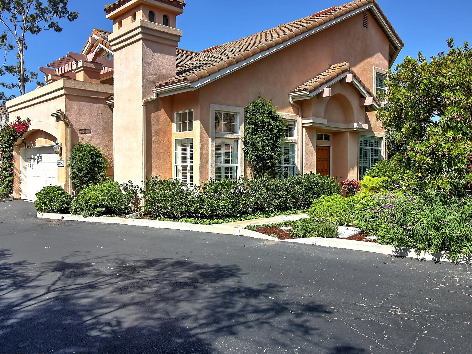 3 bed, 2.5 bath, 1853 sqft, $6,200 — Photo 2
