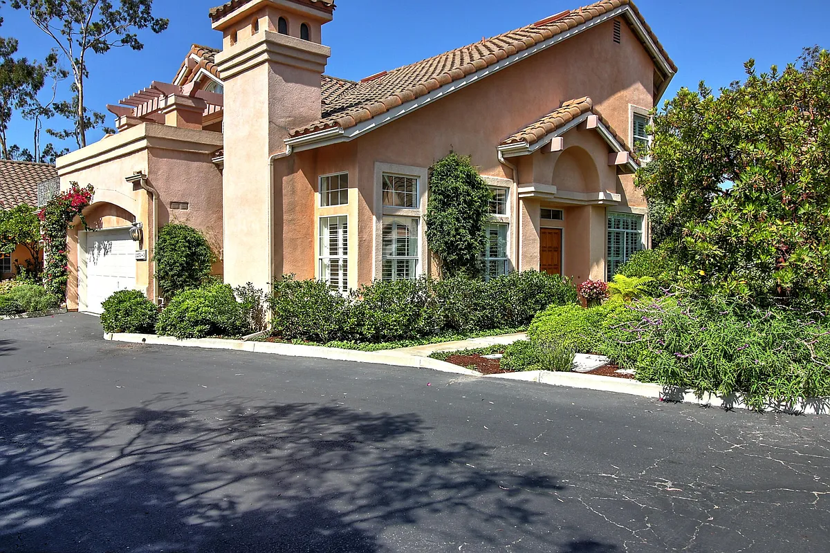 Building Photo - 1250 Cravens Ln #3