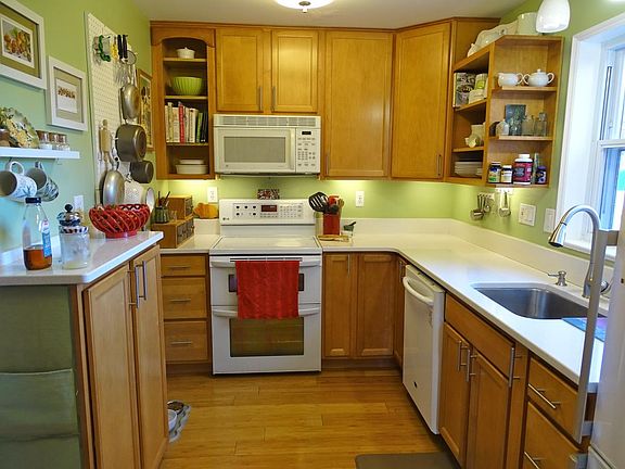 Bright, cozy kitchen
