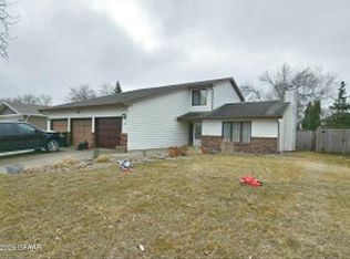 321 Circle Hills Dr, Grand Forks, ND 58201