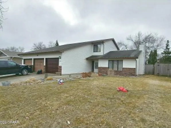 321 Circle Hills Dr, Grand Forks, ND 58201