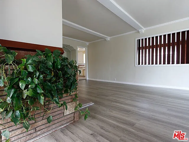 3 bed, 1377 sqft, $6,800 — Photo 3