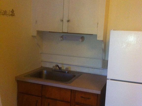 Kitchen sink & refrig