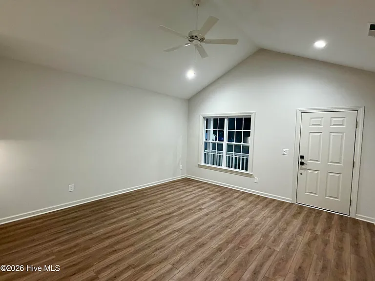 6735 Hill St — Photo 10